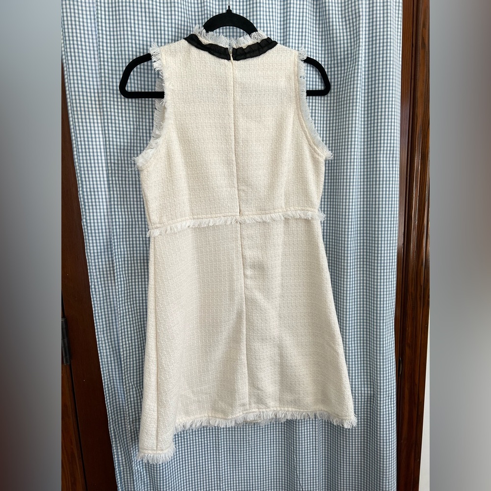 Elegant Cream Sleeveless Dress with Black Bow - Picture 2 of 5